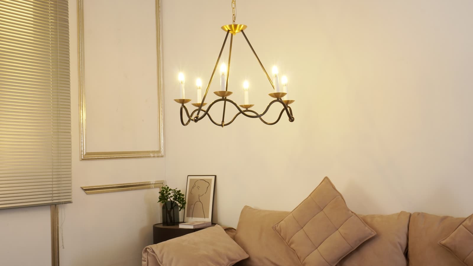 Brennender Messingluster über einem Sofa in einem warm beleuchteten Wohnzimmer.